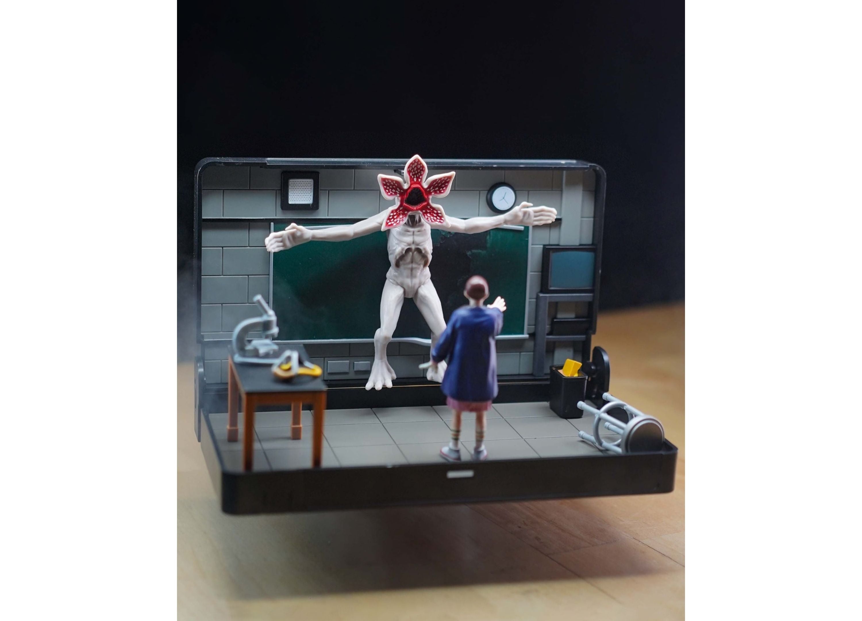 Wilder Toys Console Heroes Transforming VHS - Stranger Things Classroom Battle Scene