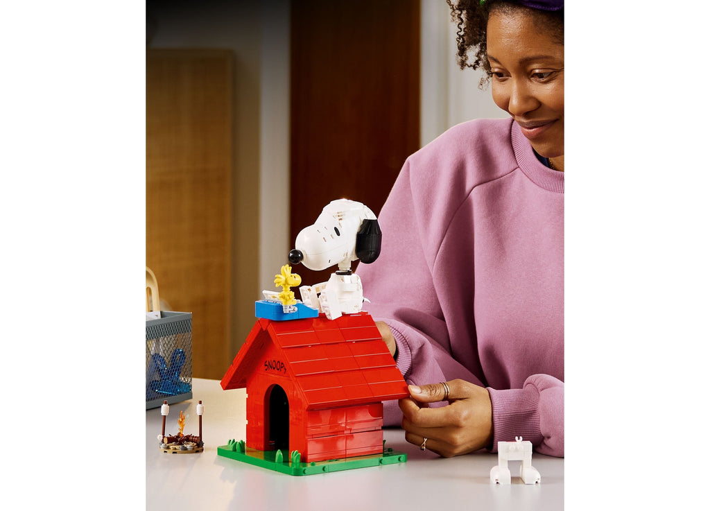 LEGO Ideas Peanuts Snoopy's Doghouse 964-Piece Building Set