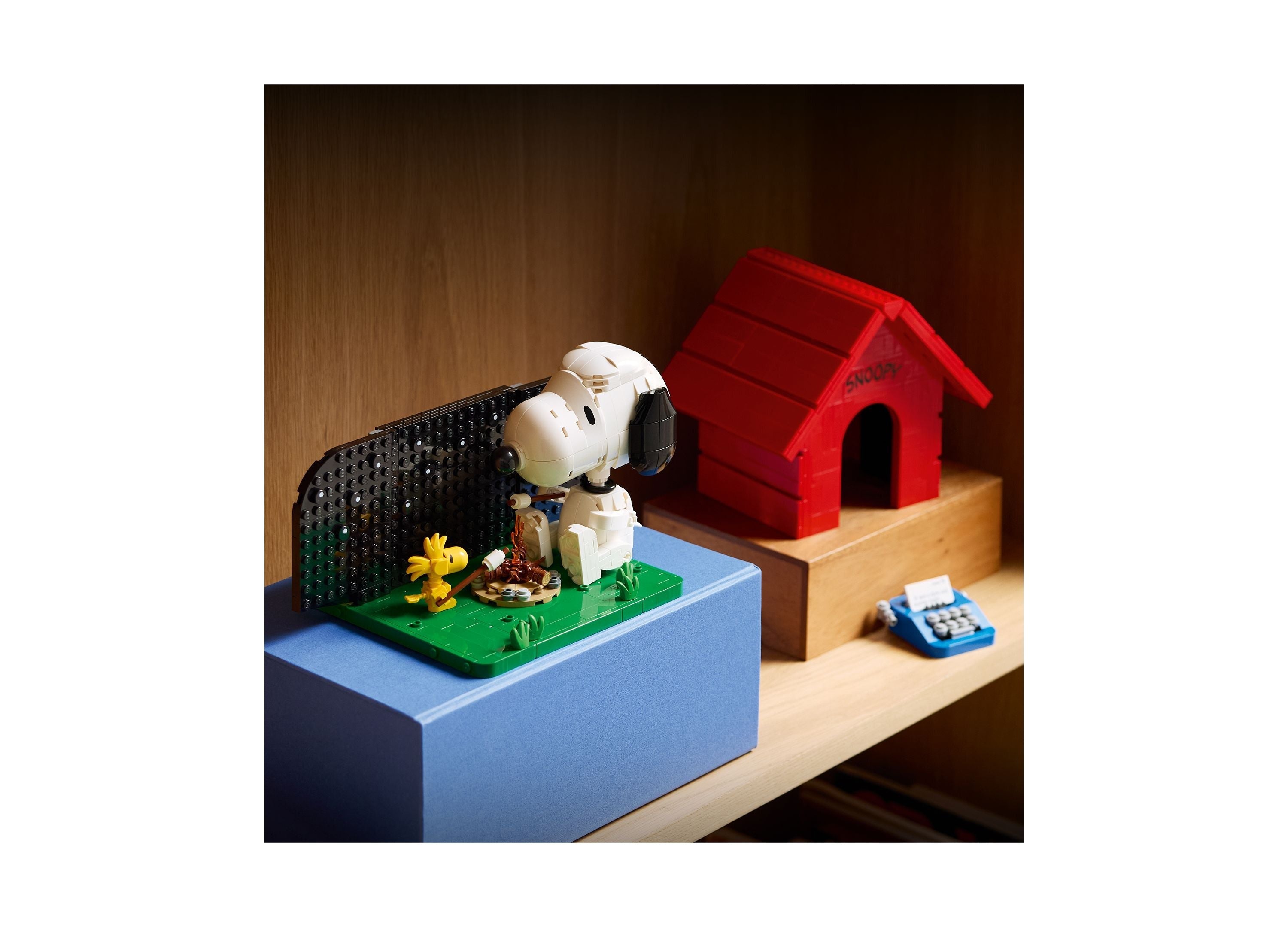 LEGO Ideas Peanuts Snoopy's Doghouse 964-Piece Building Set