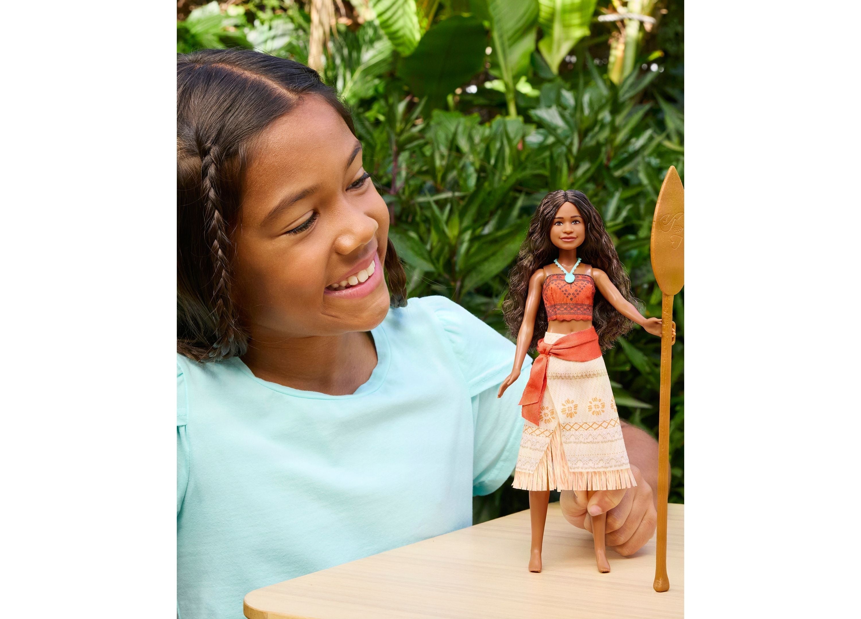 Disney Princess Moana Singing Fashion Doll With Oar And Heart Of Te Fiti Necklace