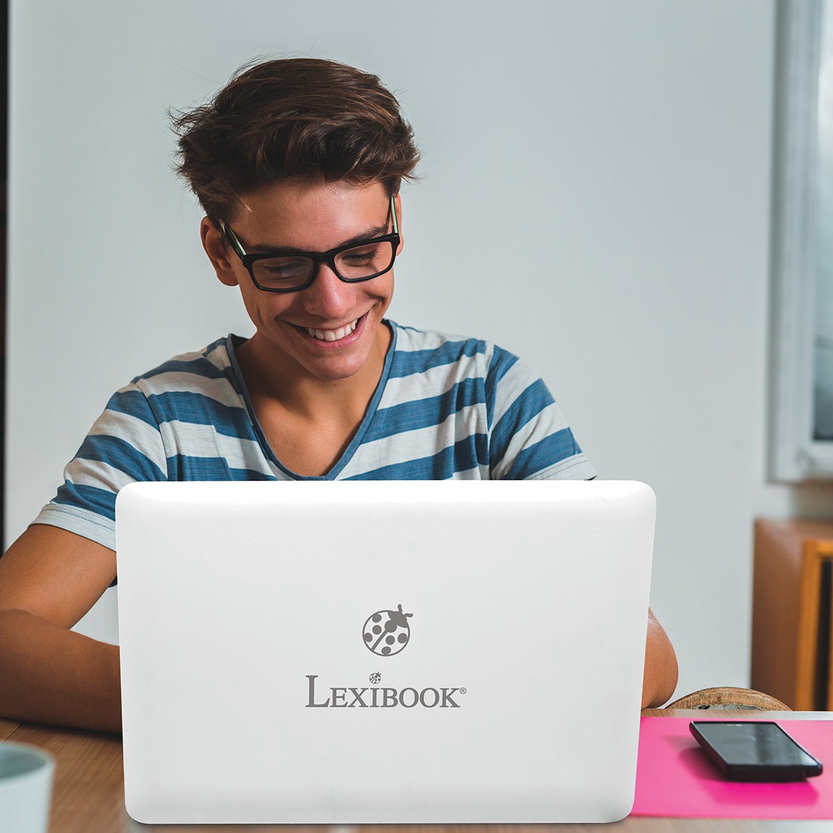 LEXIBOOK LAPTAB® 10 : Android-powered laptop with 10" touch screen for the whole family including educational and fun content and parental control.